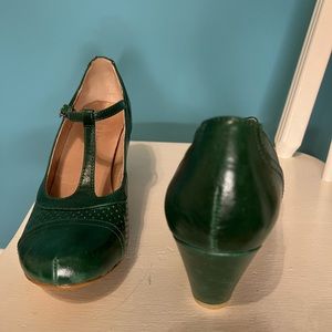Chelsea crew green Mary Jane shows heels leather perfect with straps sz 8